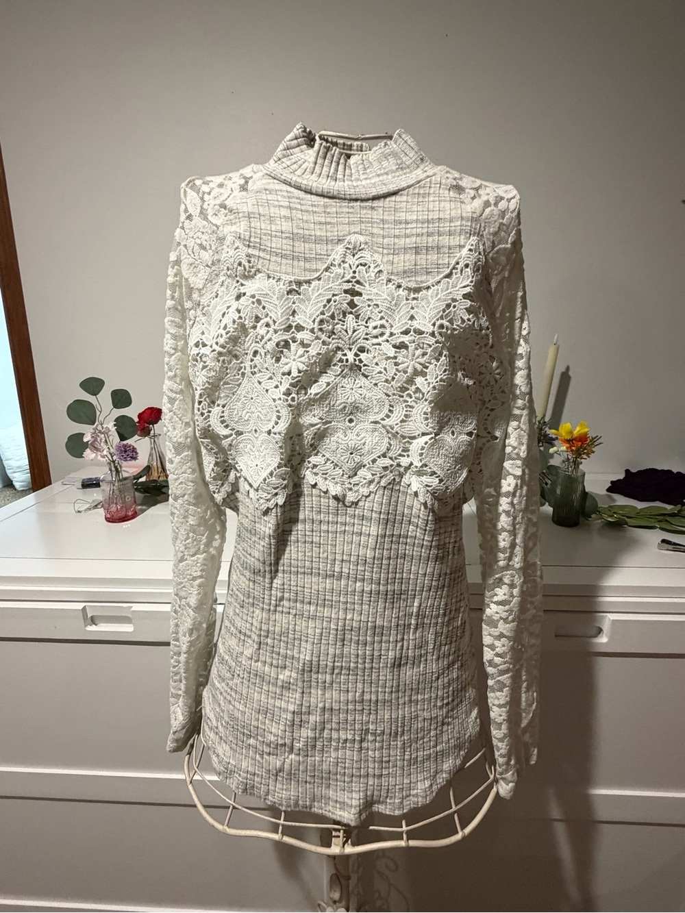 VENUS Cream Lace-Detail Ribbed Mock Neck Top